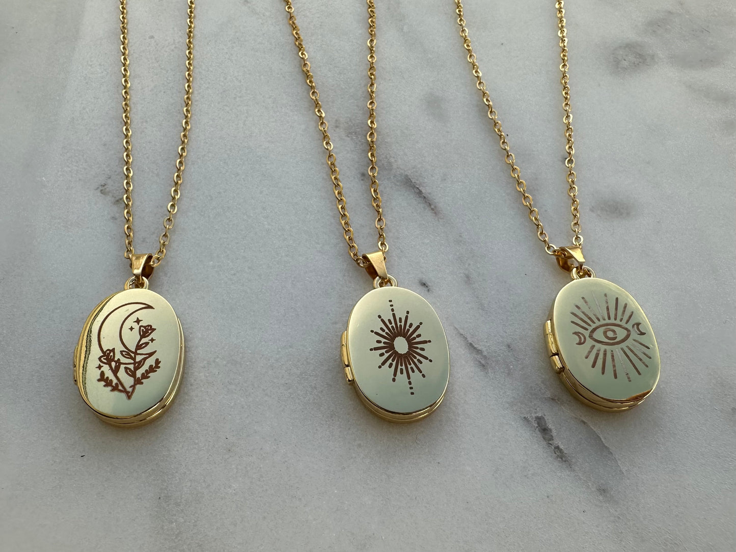 BELLE DE NUIT — Collier avec médaillon qui s’ouvre.