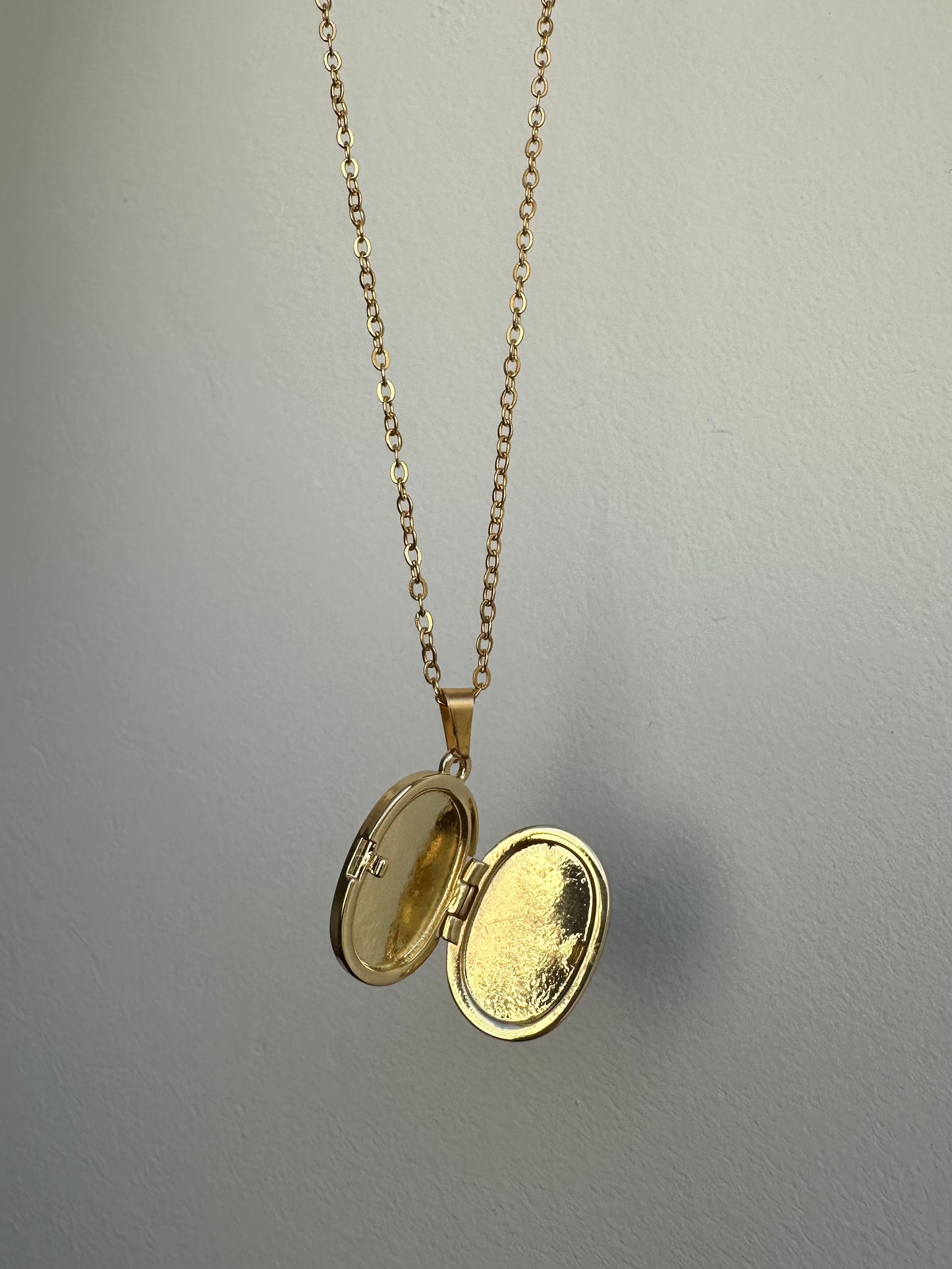 BELLE DE NUIT — Collier avec médaillon qui s’ouvre.