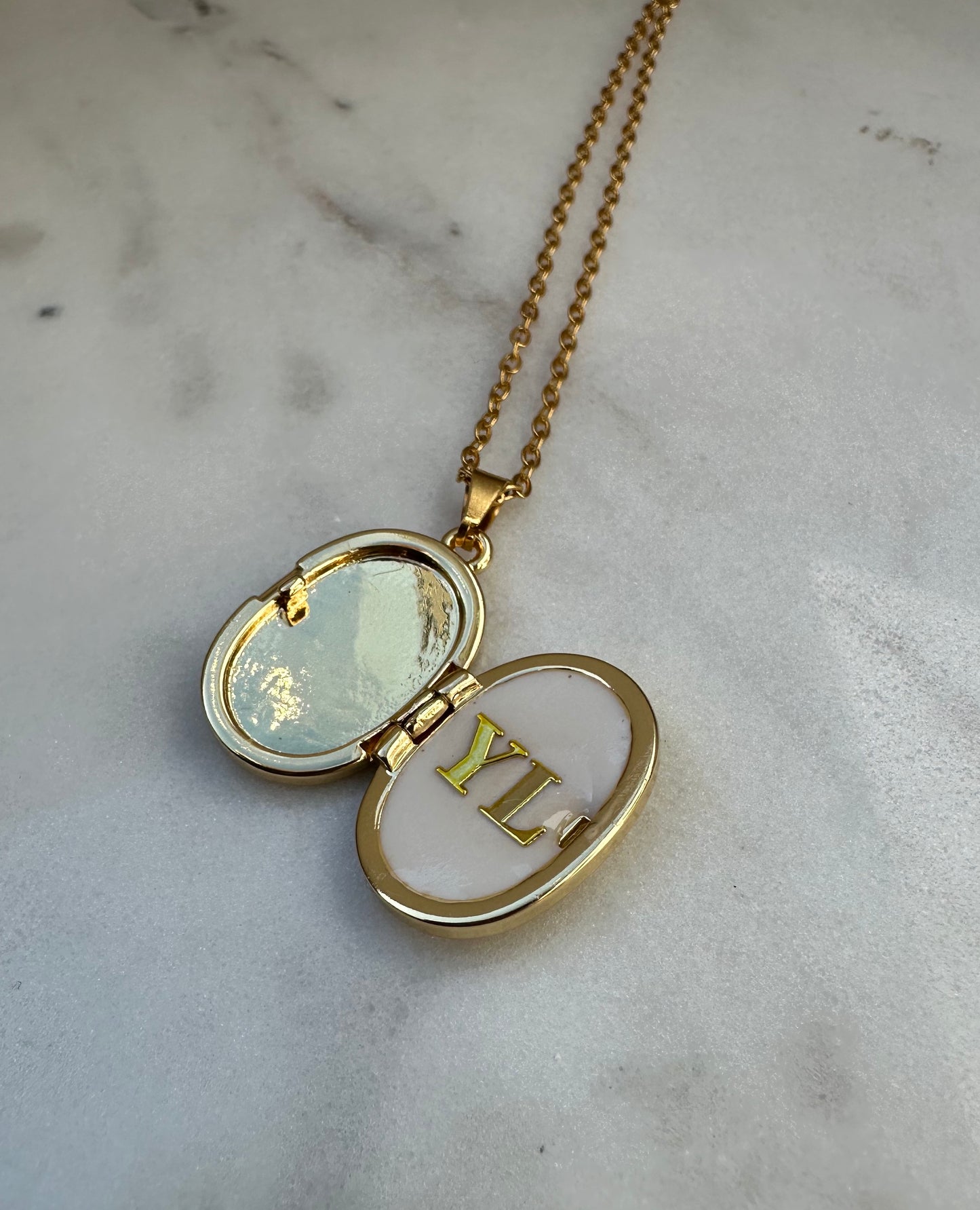 BELLE DE NUIT — Collier avec médaillon qui s’ouvre.