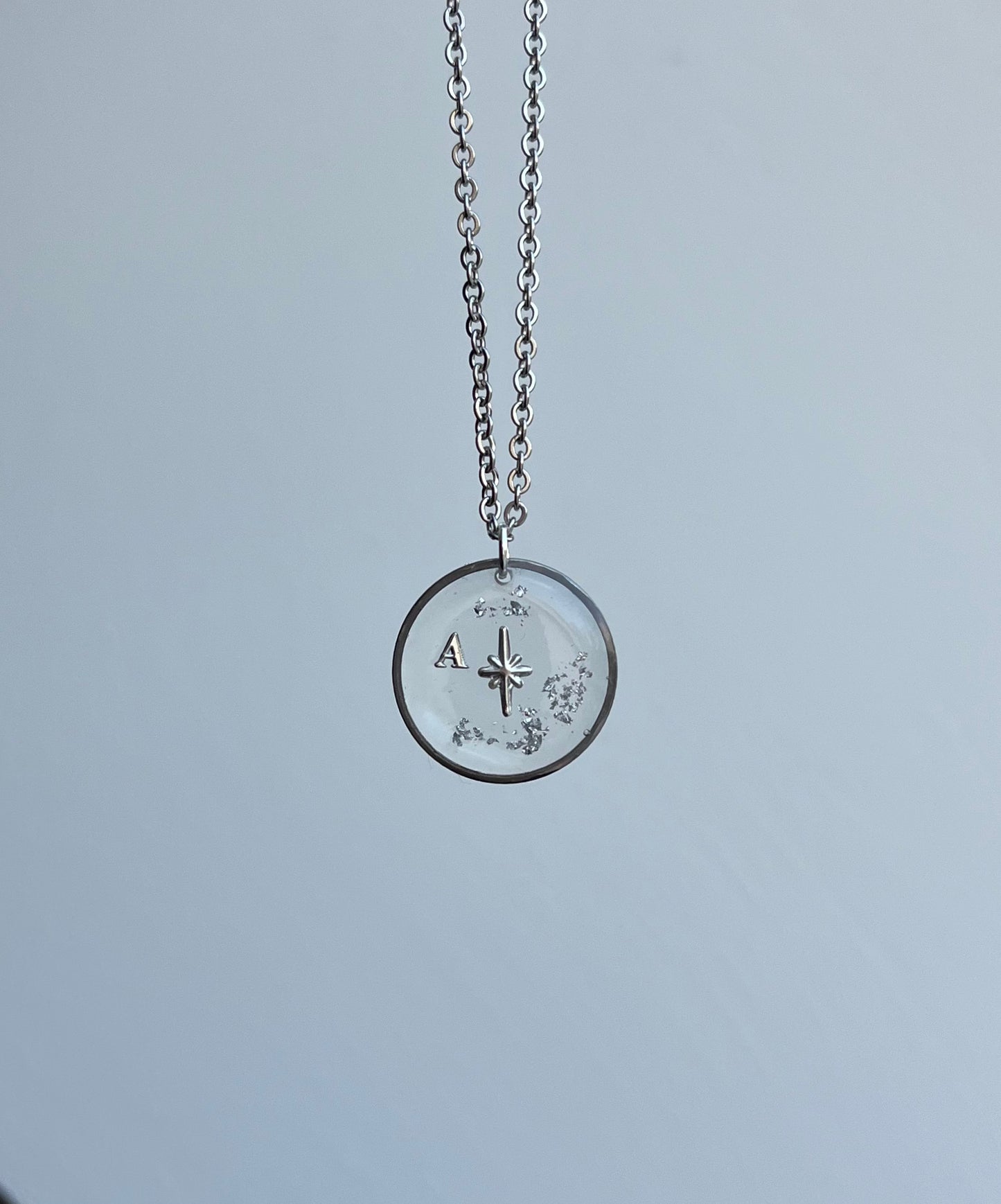 ORCHIDÉE - Pendentif coeur ou rond (initiales et dates)