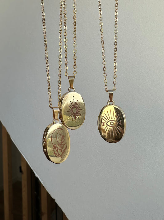 BELLE DE NUIT — Collier avec médaillon qui s’ouvre.