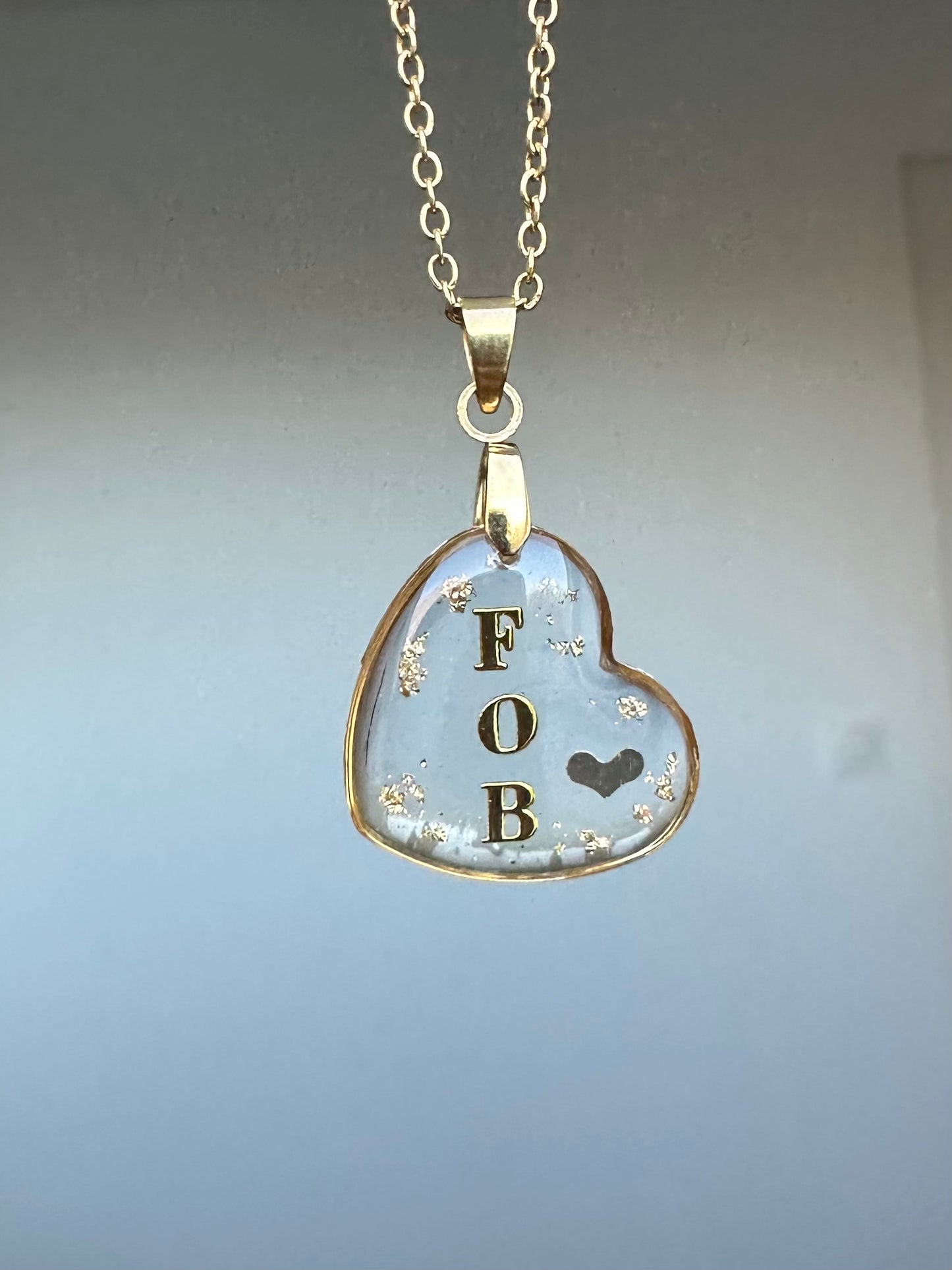 ORCHIDÉE - Pendentif coeur ou rond (initiales et dates)