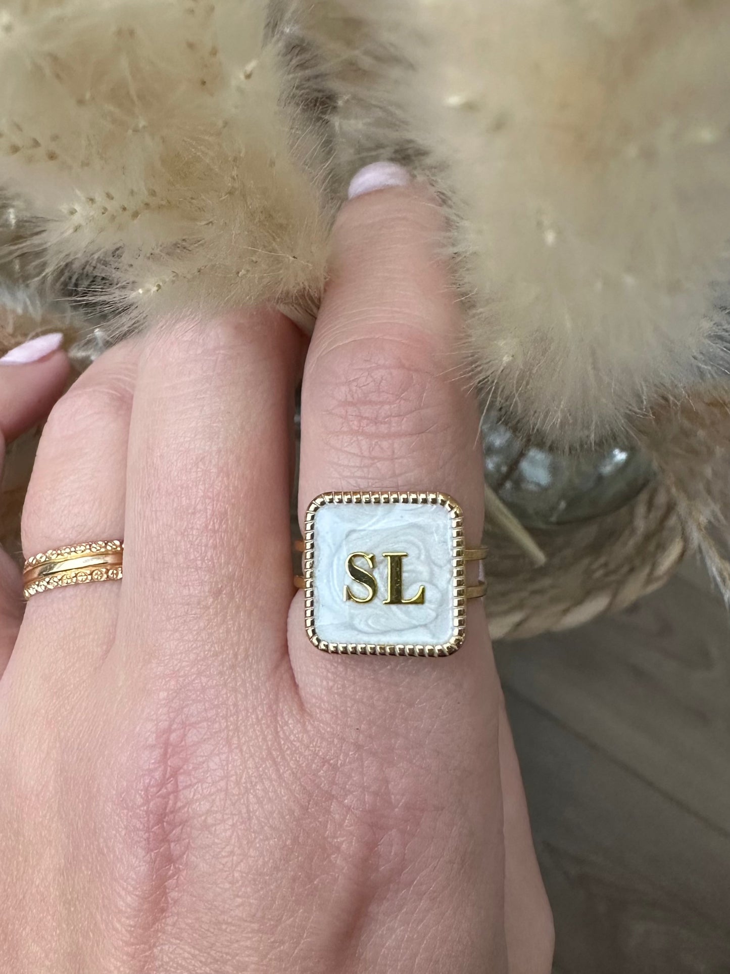 HOYA – Bague Carrée Personnalisable avec Fond Blanc Marbré (initiale et chiffres)