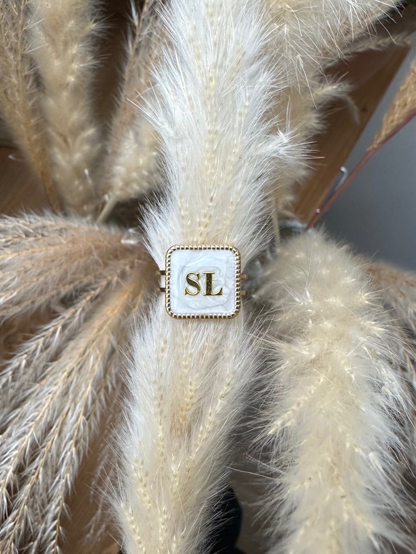 HOYA – Bague Carrée Personnalisable avec Fond Blanc Marbré (initiale et chiffres)