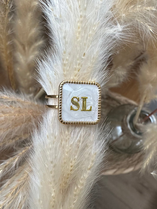HOYA – Bague Carrée Personnalisable avec Fond Blanc Marbré (initiale et chiffres)