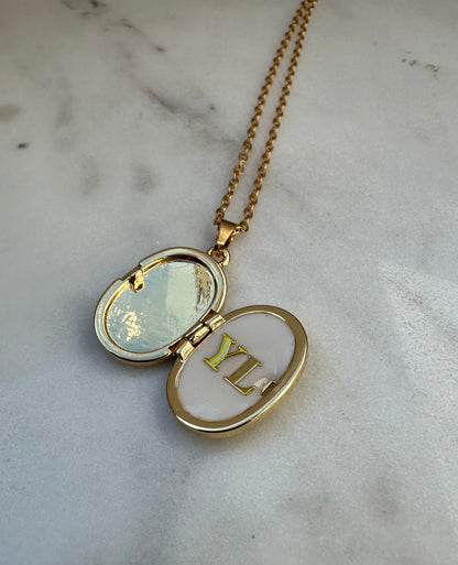 BELLE DE NUIT — Collier avec médaillon qui s’ouvre.