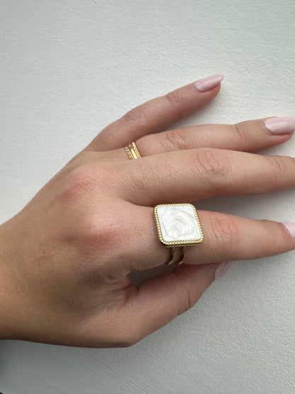 HOYA – Bague Carrée Personnalisable avec Fond Blanc Marbré (initiale et chiffres)