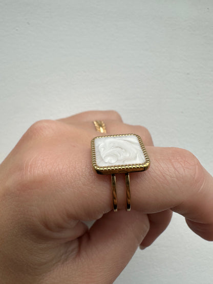 HOYA – Bague Carrée Personnalisable avec Fond Blanc Marbré (initiale et chiffres)